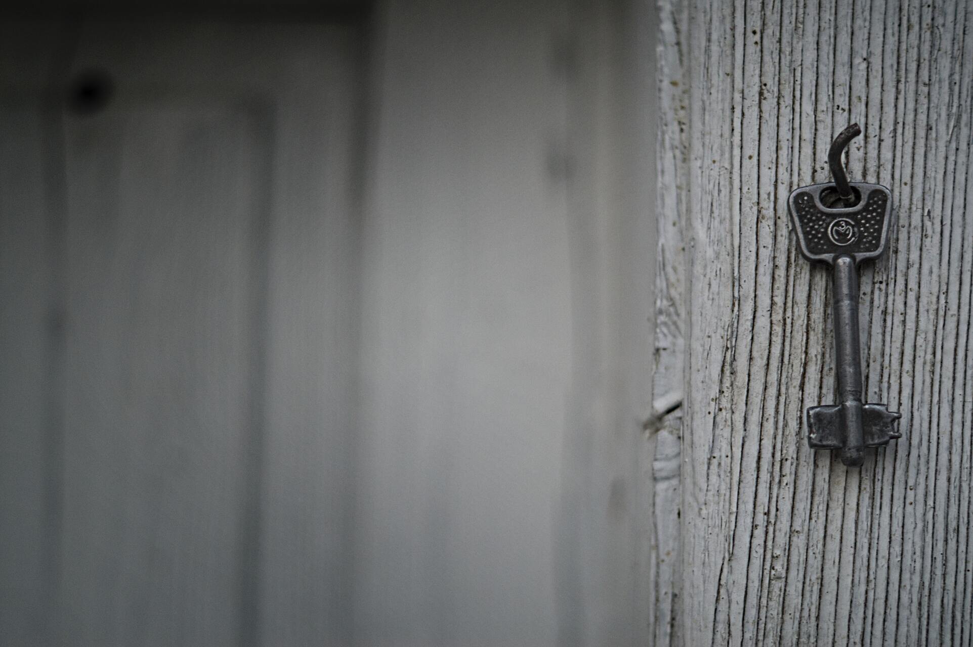 Foto eines Schlüssels, der an einer Wand aufgehängt wurde.