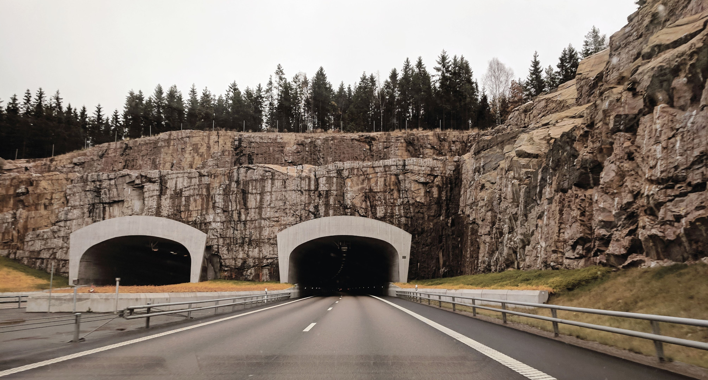 Foto eines Tunnels auf einer Straße.